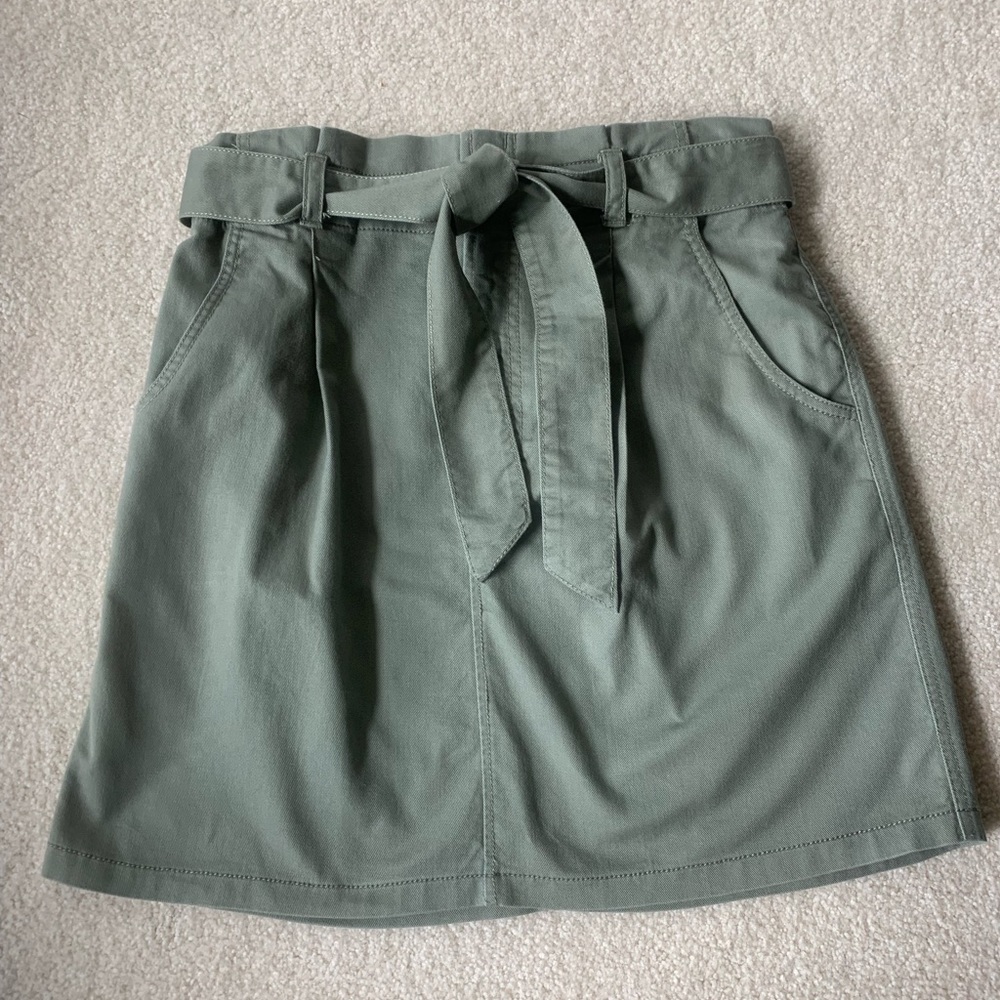 Loft, Paper Bag, Mini Skirt. Soft Sage Green.
Size 6
Excellent Condition - Picture 4 of 4